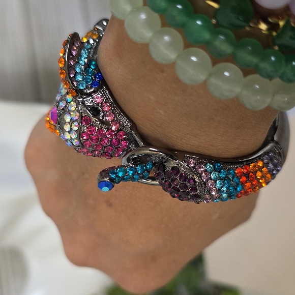 Vintage Crystal Elephant Clamper / Hinge Bracelet - Picture 11 of 13